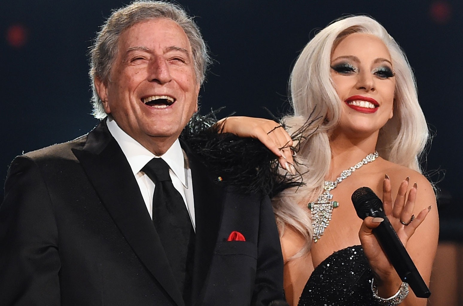 Lady Gaga hat cung danh ca Tony Bennett lan cuoi hinh anh
