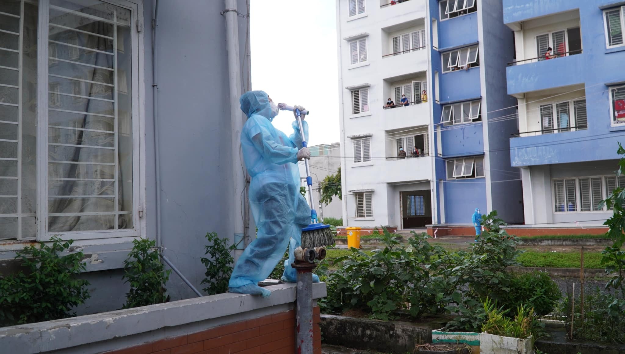 Ca si Le Minh vua hat vua chay mua o benh vien da chien hinh anh