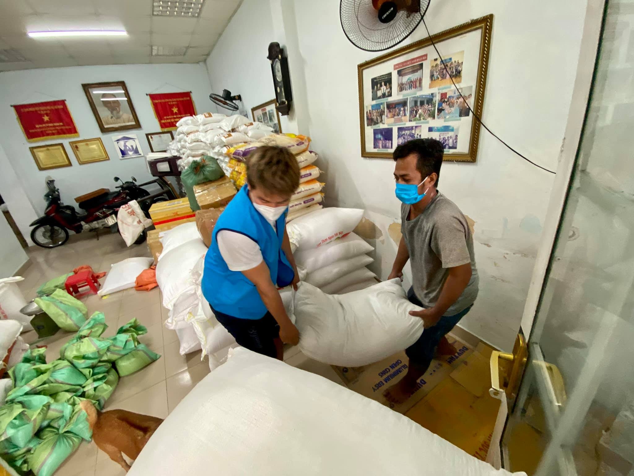 Diễn viên Hòa Hiệp từ thiện mùa dịch ảnh 1 Dien vien Hoa Hiep tu thien mua dich anh 1
