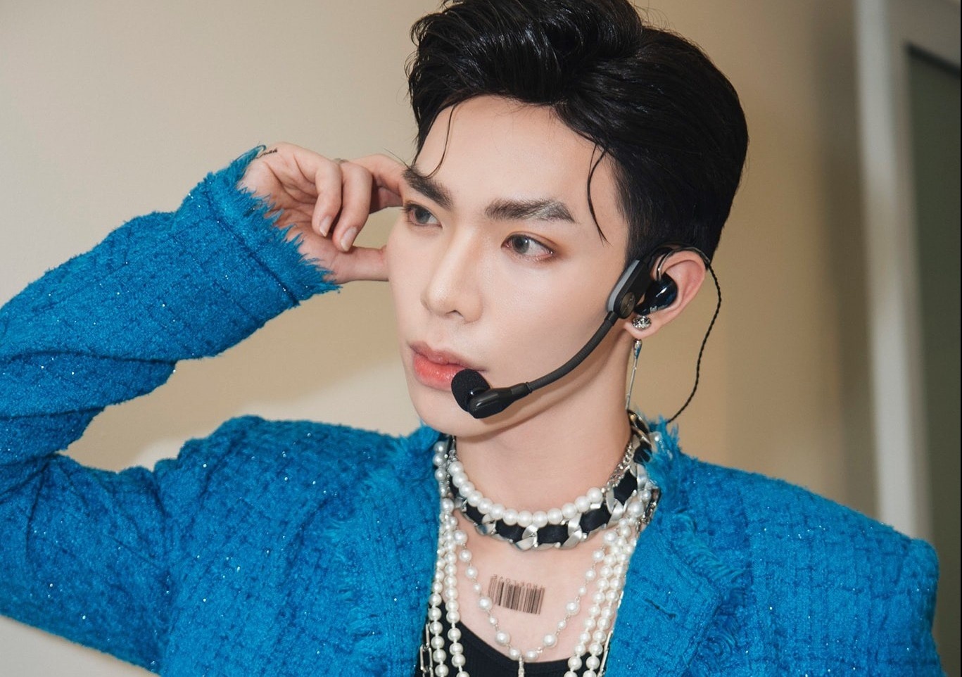 Erik xin loi vi di thu am trong giai doan gian cach hinh anh