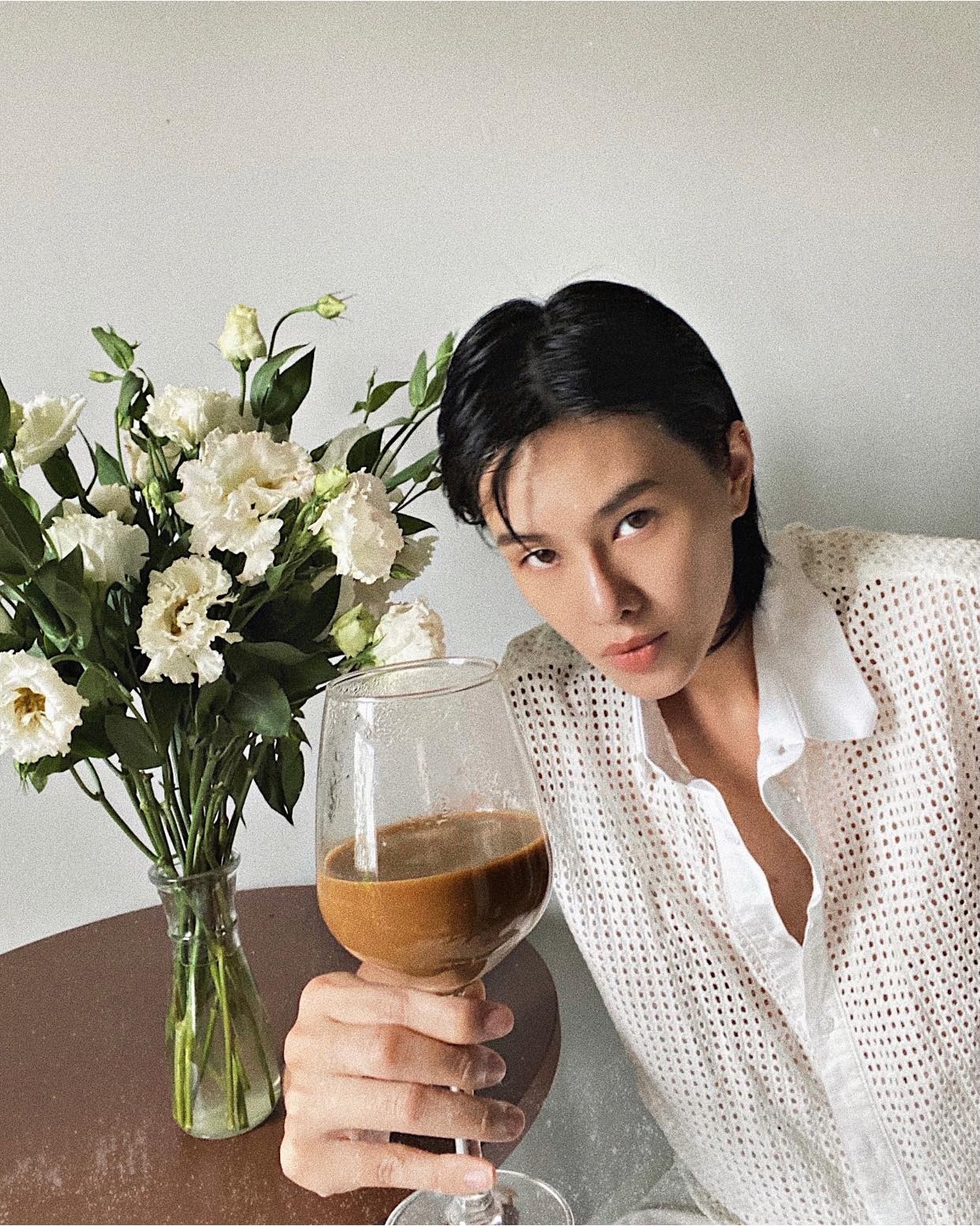 Nguoi mau Viet mua dich anh 4