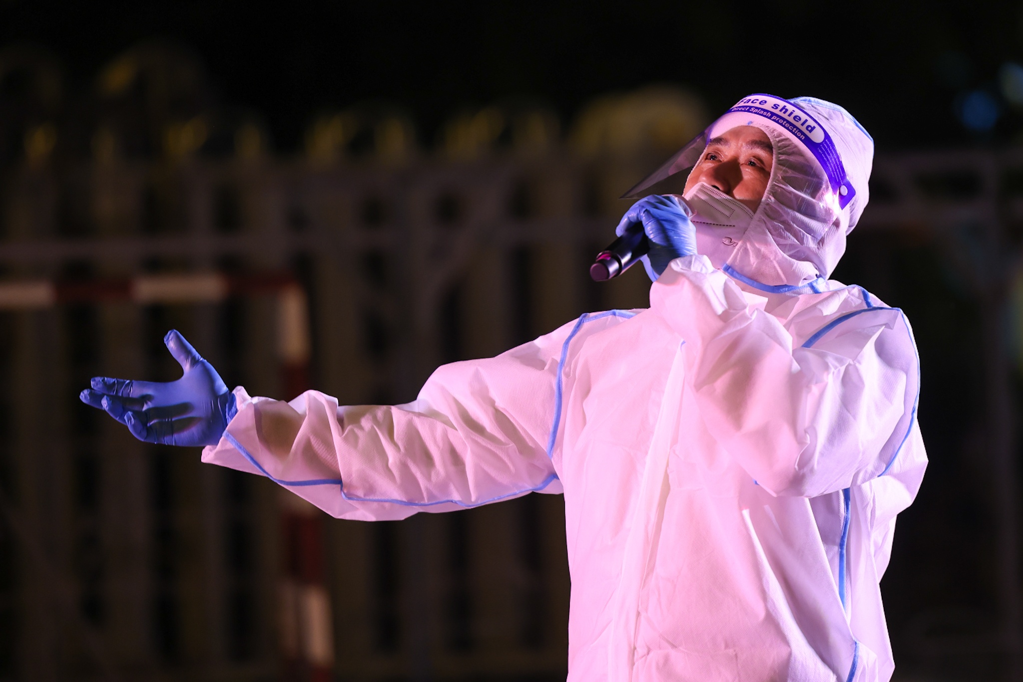 nghe si hat o benh vien da chien anh 2