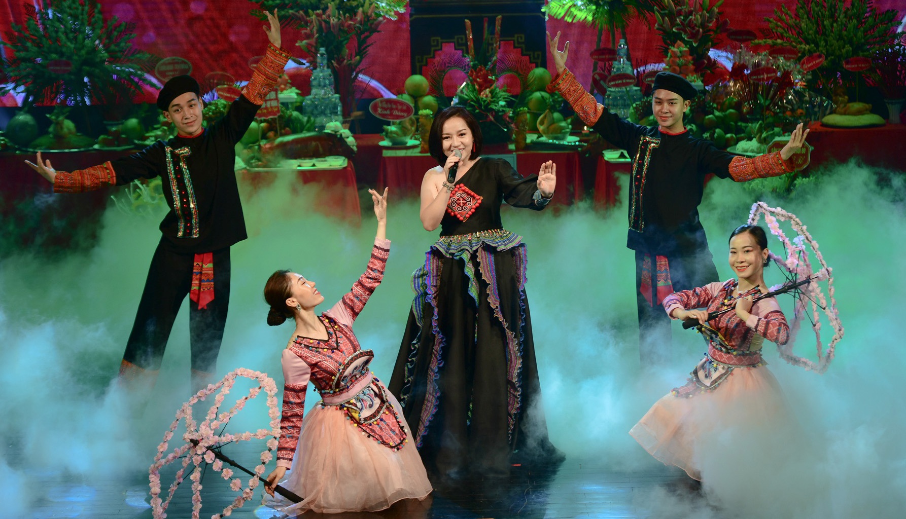 Tro cap nghe si kho khan Covid-19 Hong Dang anh 2