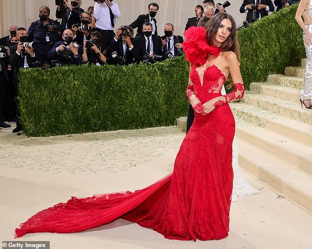 Met gala 2021 Rihanna ảnh 6 Met gala 2021 Rihanna anh 6