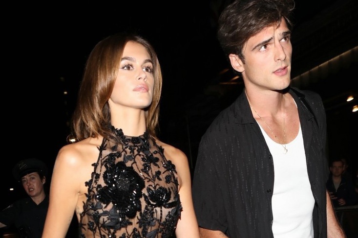 Kaia Gerber sanh buoc ben ban trai hinh anh