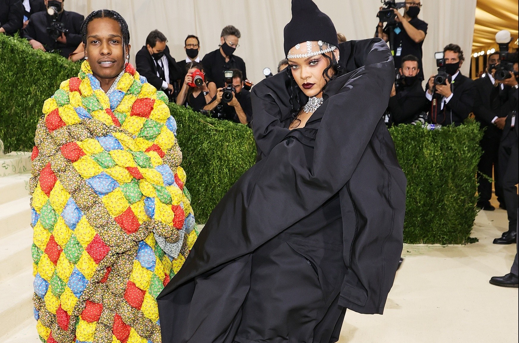 Ca si ty phu va ban trai khoac chan len tham do Met Gala hinh anh