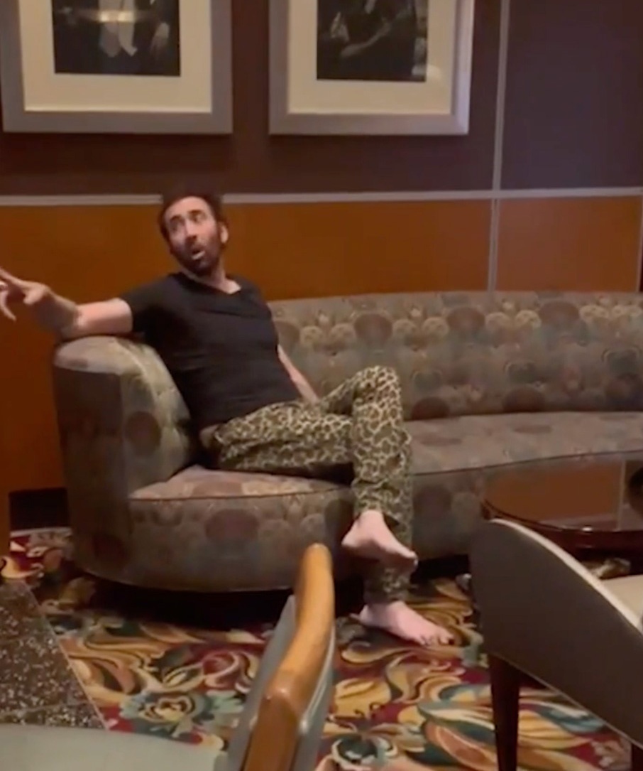 Nicolas Cage say xin anh 1