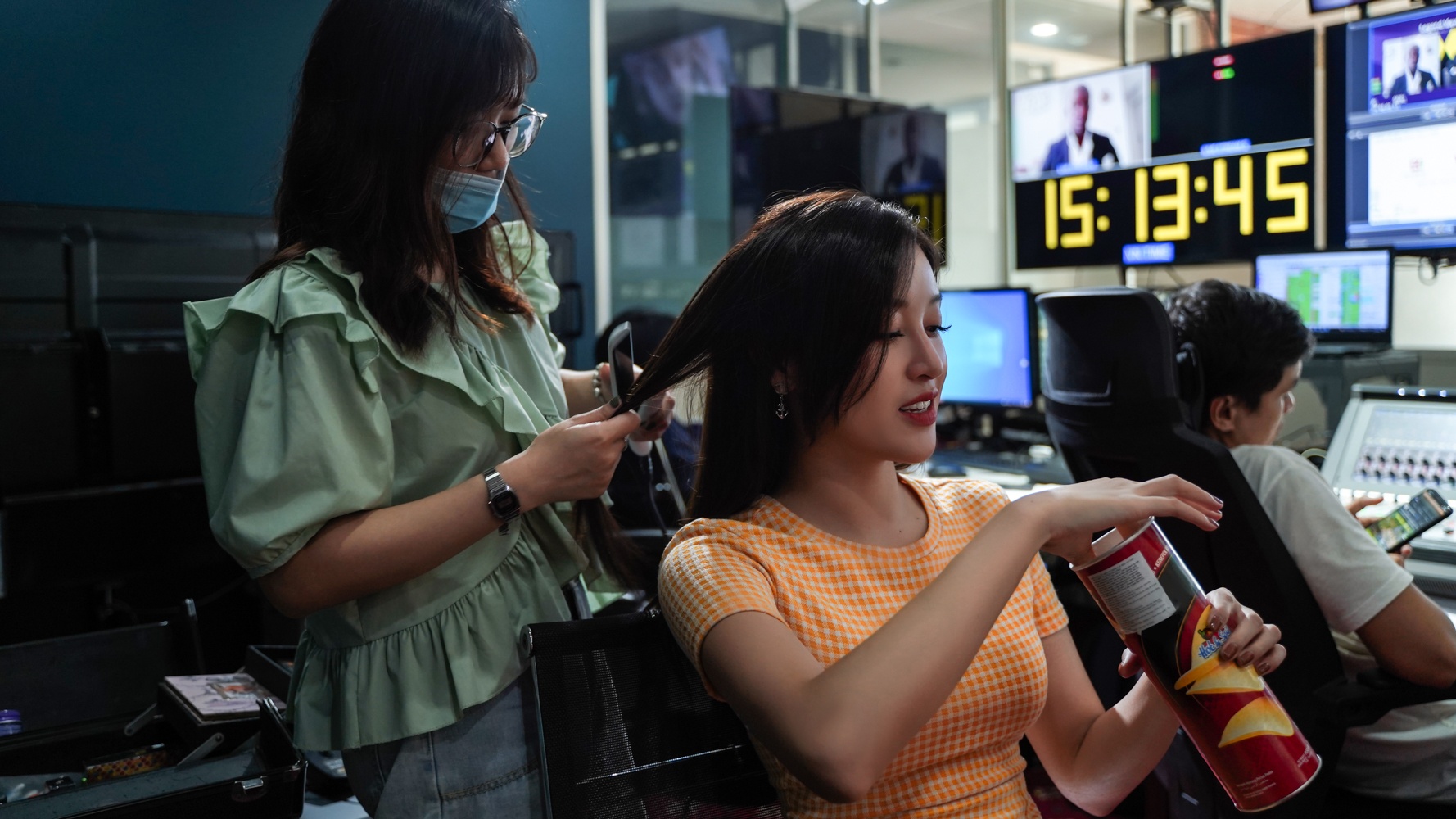 A hau Huyen My MC the thao anh 7