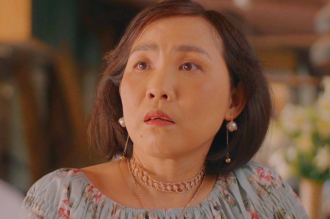 Nu dien vien chuyen dong vai giup viec hinh anh