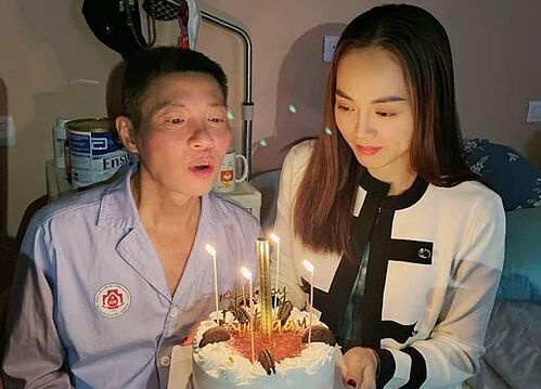 NSND Cong Ly don sinh nhat trong benh vien hinh anh