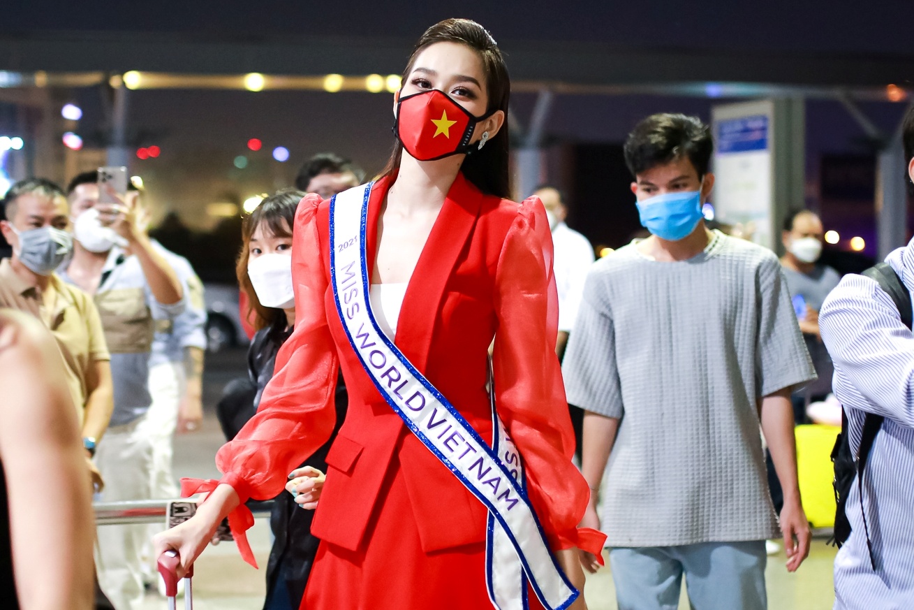 Do Thi Ha mang 200 kg hanh ly den Puerto Rico thi Miss World 2021 hinh anh