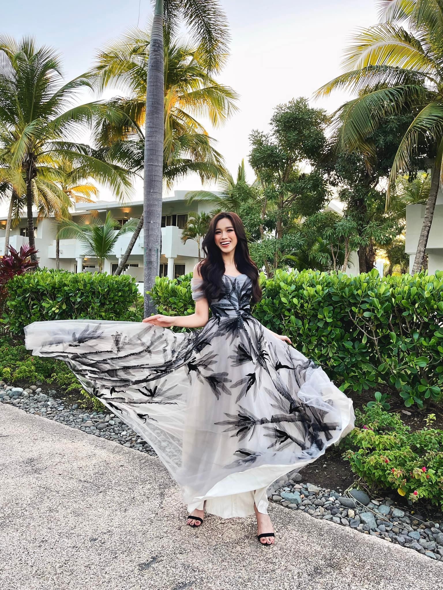 Hoa hau The gioi 2021 Do Thi Ha anh 4