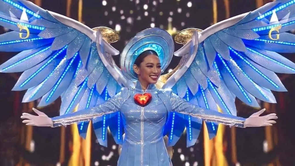 Thuy Tien gap su co khi dien trang phuc dan toc tai Hoa hau Hoa binh hinh anh