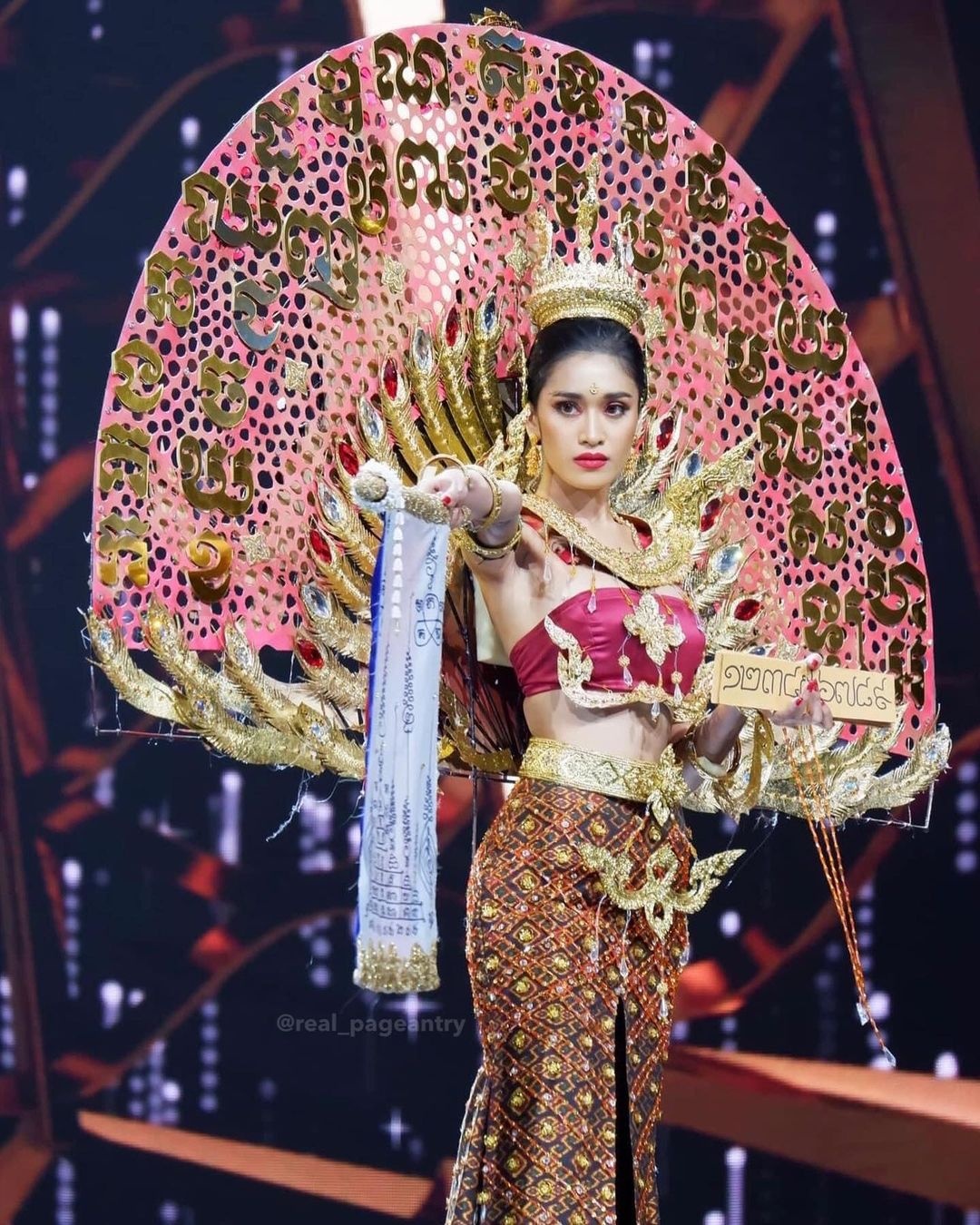 Thùy Tiên trang phục dân tộc Hoa hậu Hòa bình ảnh 3 Thuy Tien trang phuc dan toc Hoa hau Hoa binh anh 3