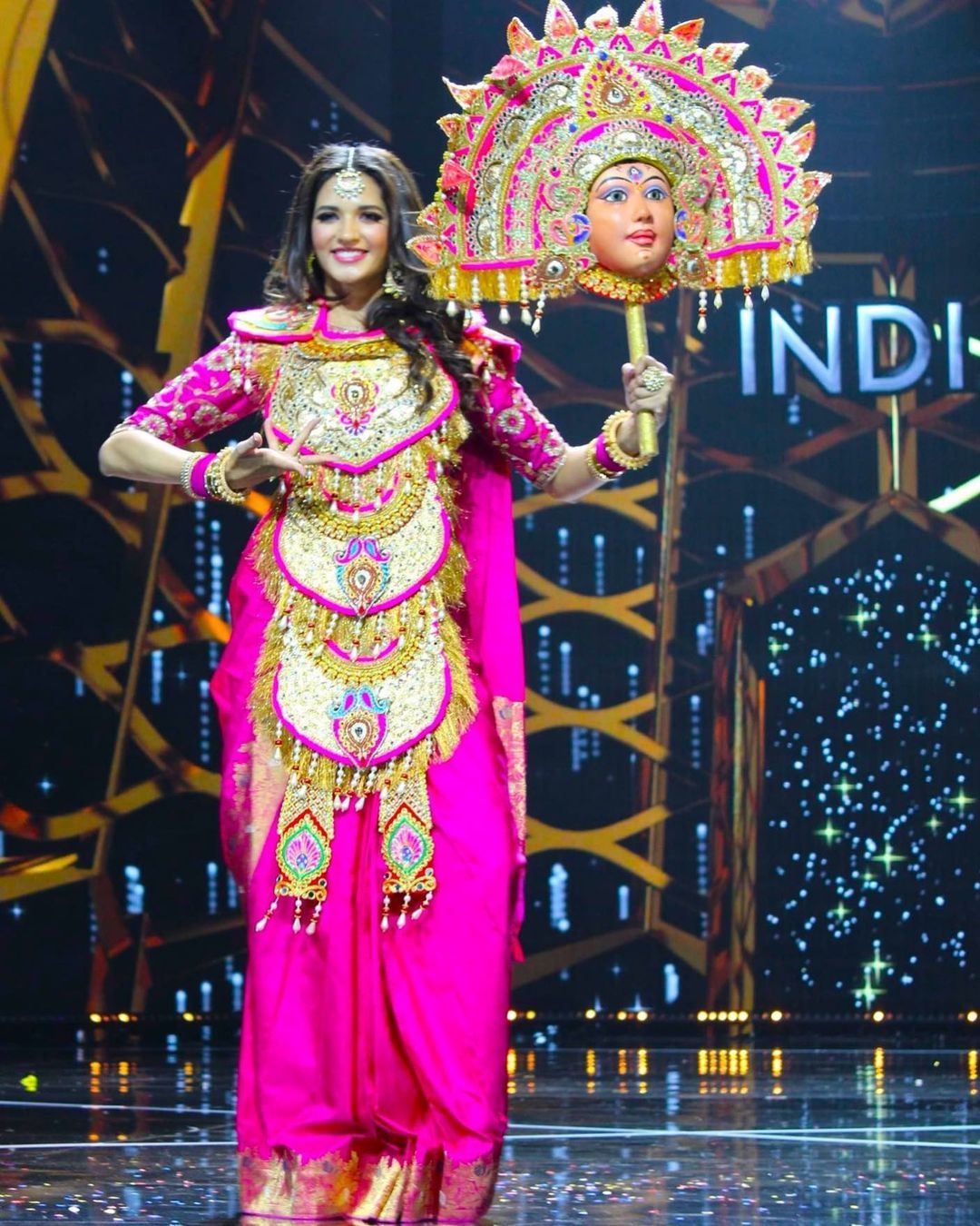 Thùy Tiên trang phục dân tộc Hoa hậu Hòa bình ảnh 8 Thuy Tien trang phuc dan toc Hoa hau Hoa binh anh 8