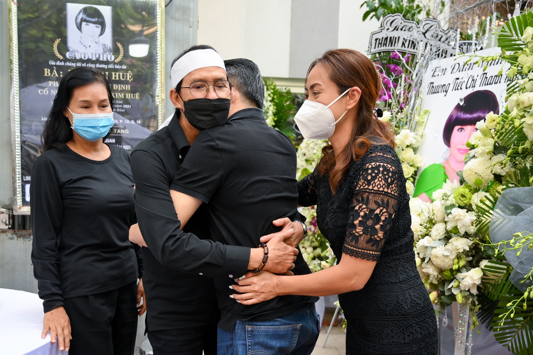 Nghe si Thanh Kim Hue tang le anh 1