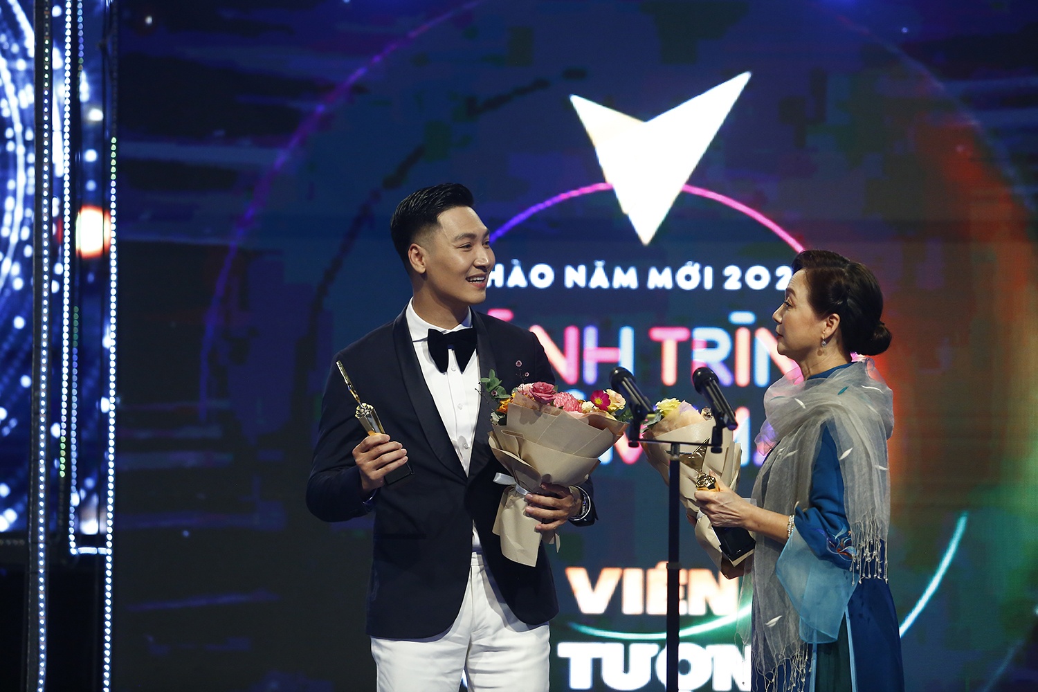 Hồng Diễm Mạnh Trường giải VTV Awards 2021 ảnh 4 Hong Diem Manh Truong giai VTV Awards 2021 anh 4