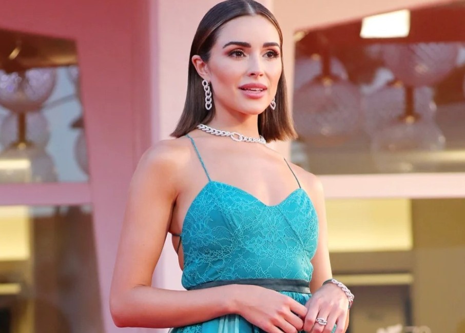 Hoa hau Olivia Culpo bi nhan vien san bay yeu cau mac them ao hinh anh