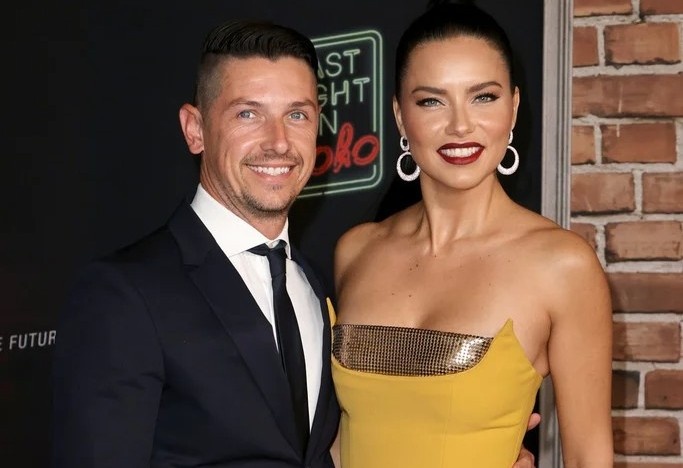 Sieu mau Adriana Lima mang thai con thu ba hinh anh