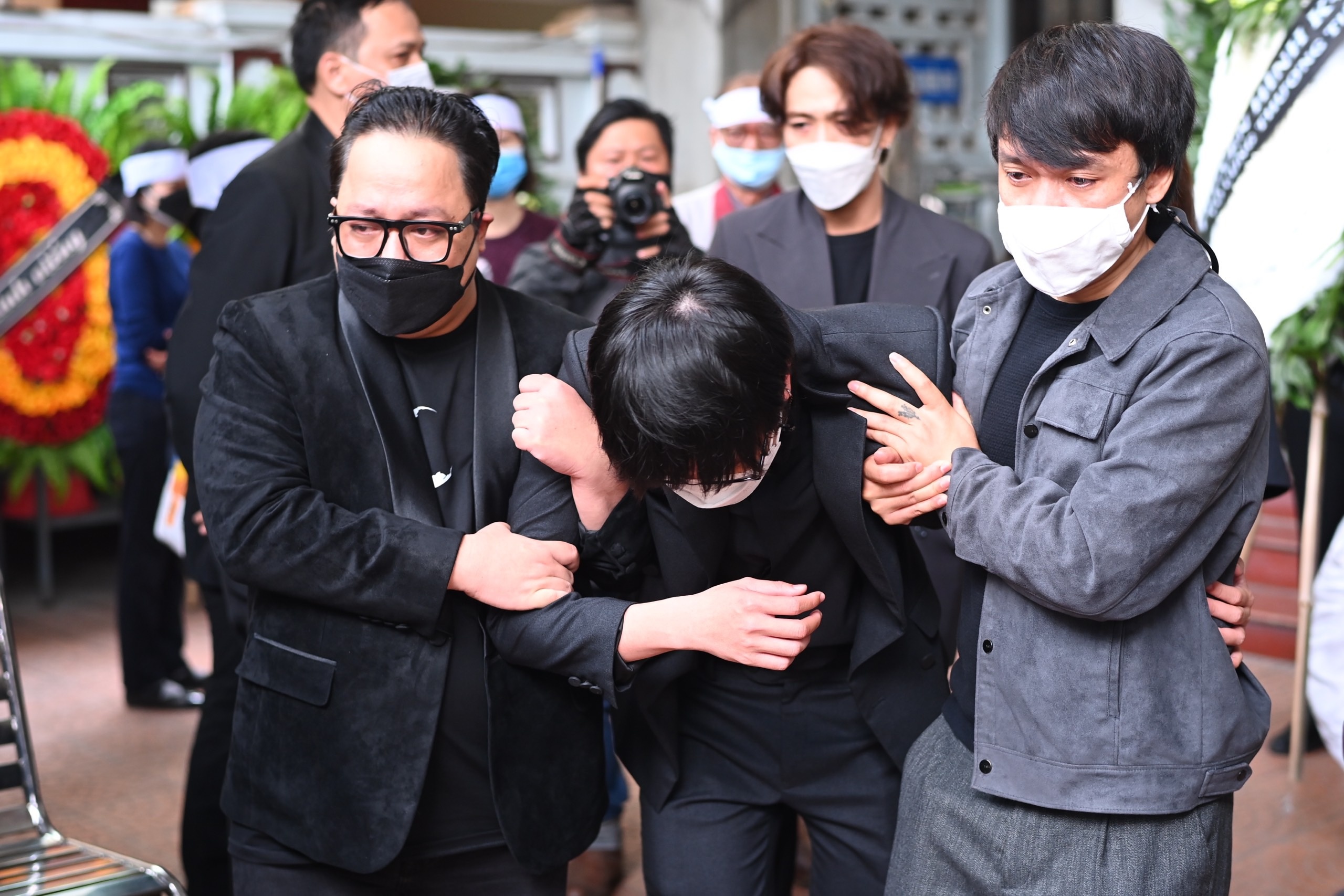 Nuoc mat tien dua dao dien Vu Ngoc Phuong hinh anh