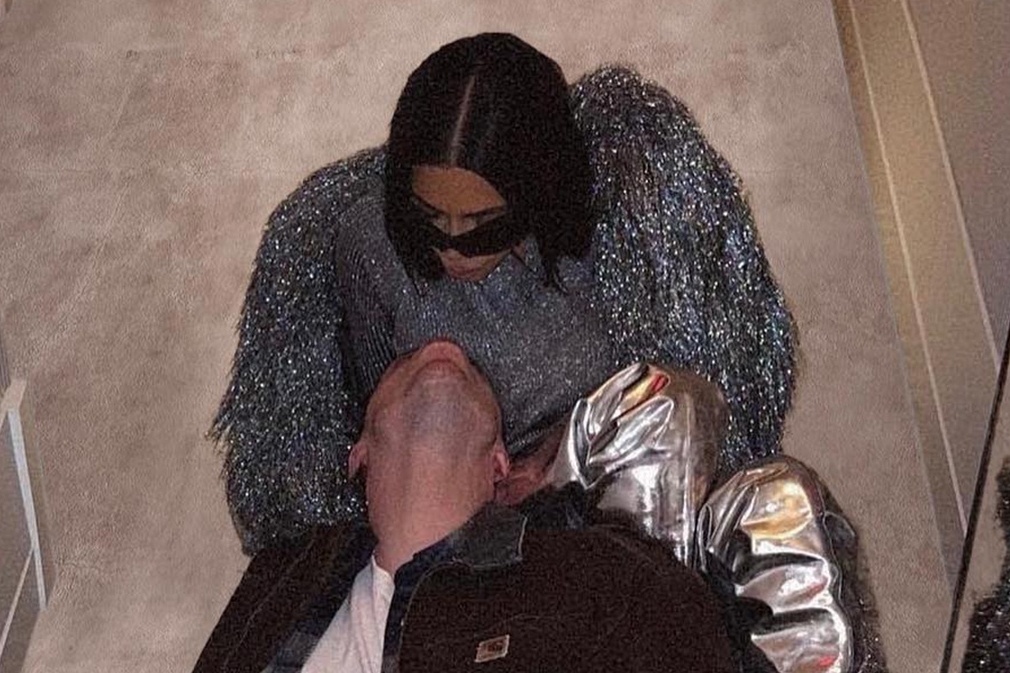 Kim Kardashian dang anh tinh cam ben ban trai hinh anh