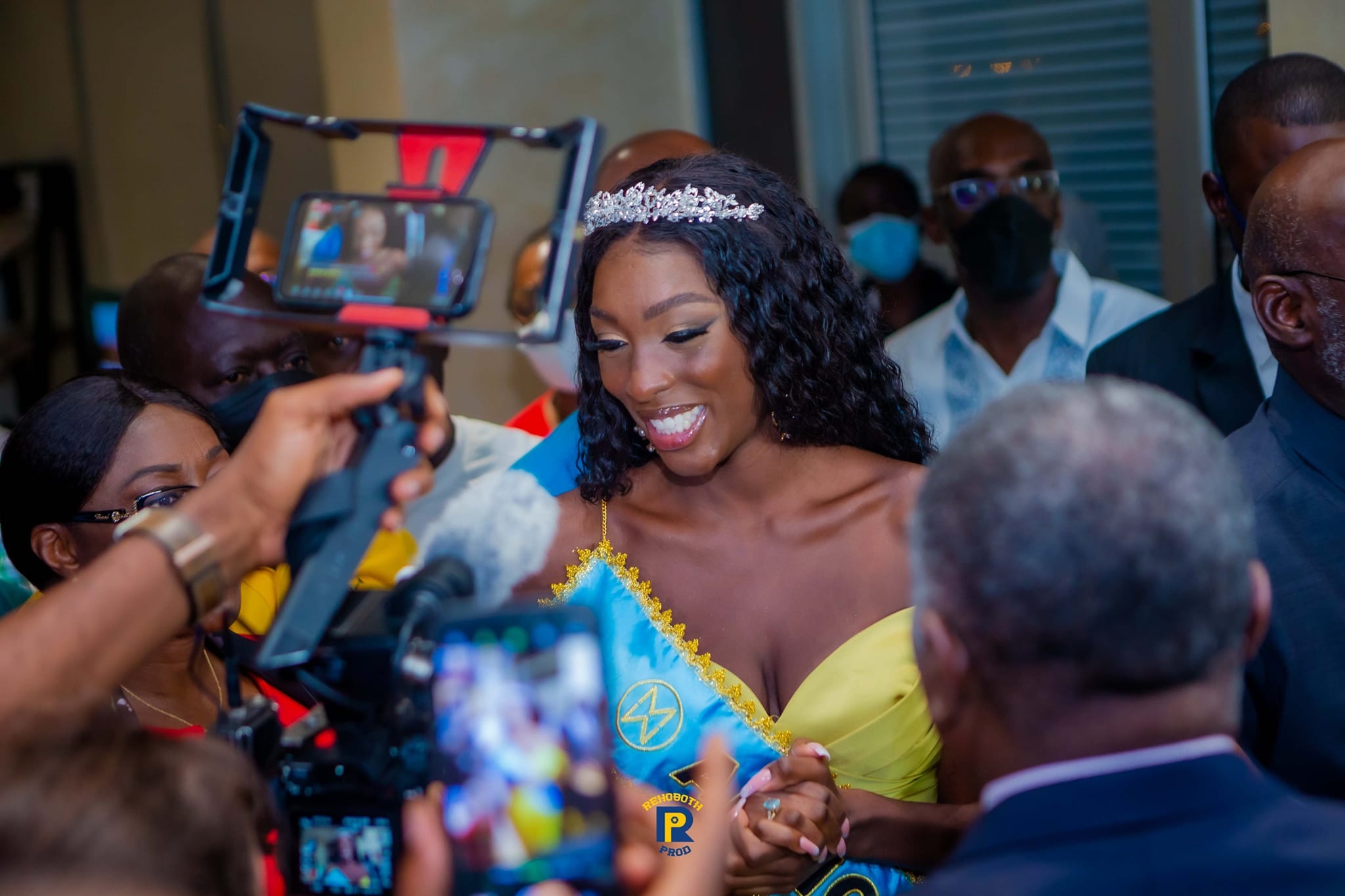 A hau Miss World duoc chao don khi tro ve Bo Bien Nga hinh anh