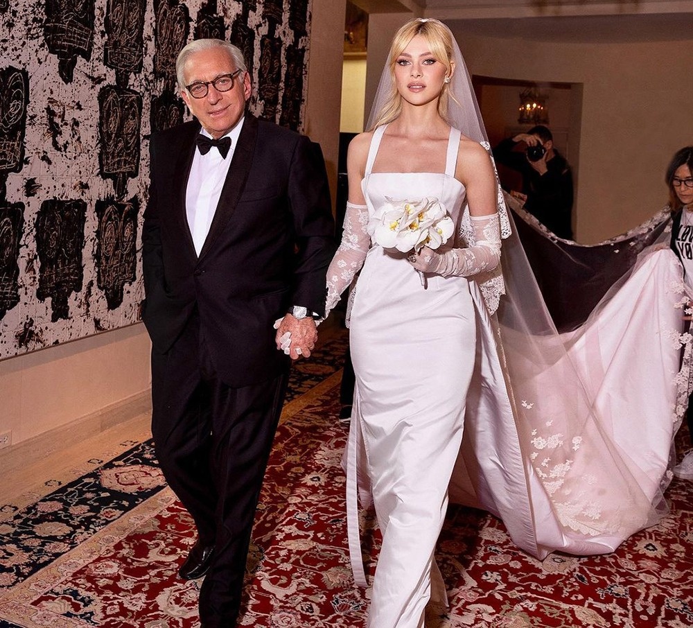 Brooklyn Beckham cuoi 
Nicola Peltz anh 1