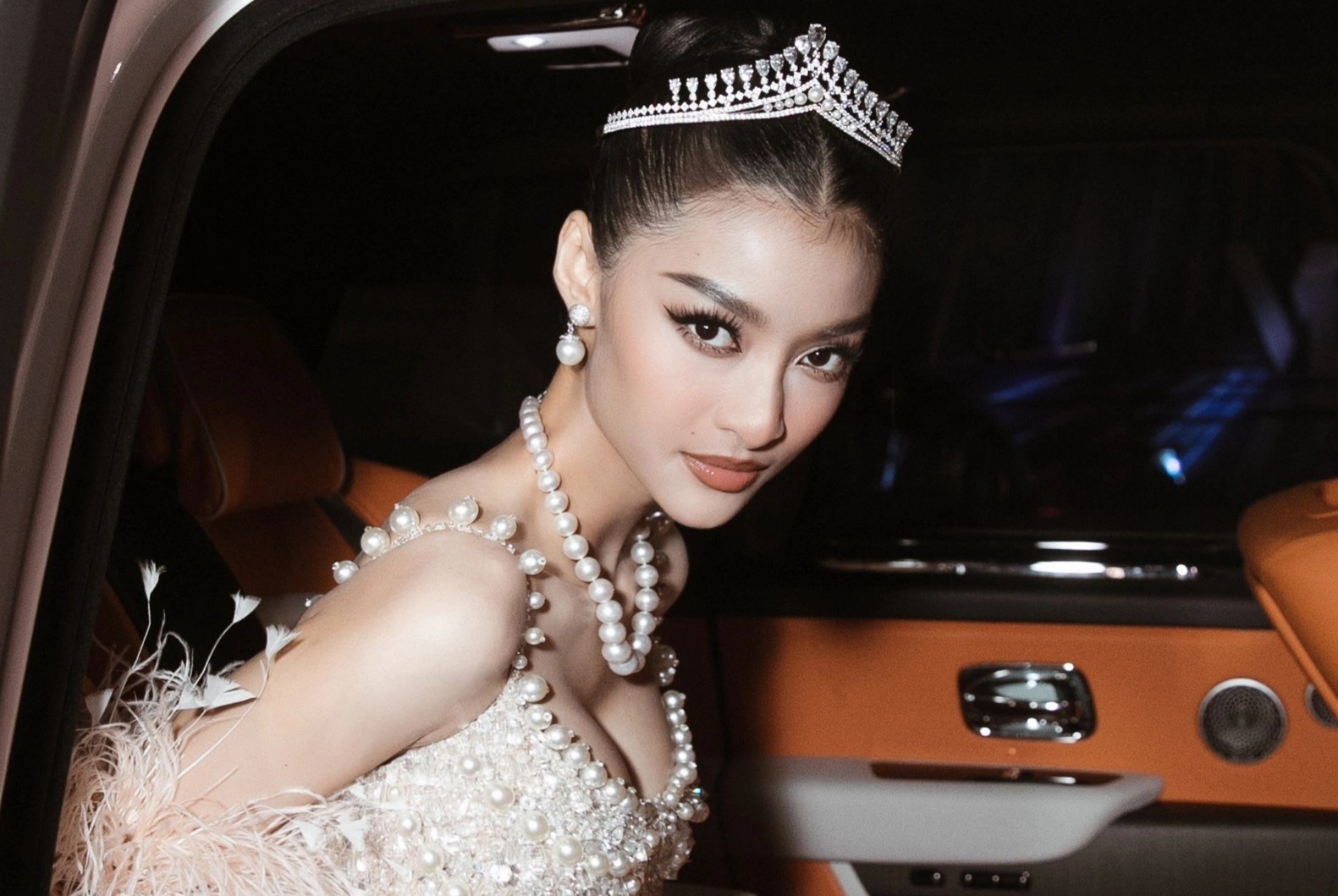 Dan hoa hau, a hau goi cam tren tham do hinh anh