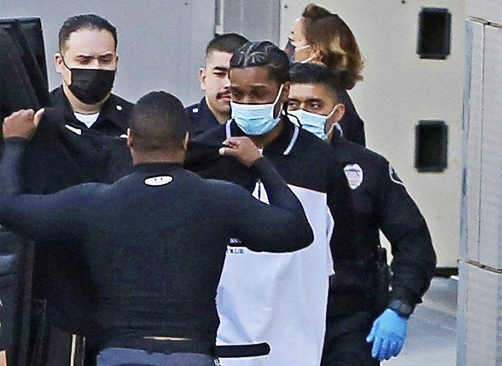 Rihanna soc khi ban trai bi bat ngay o san bay hinh anh