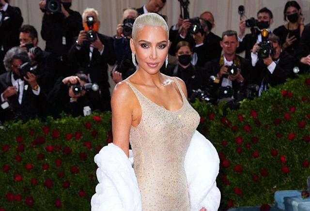 Nha thiet ke phan doi Kim Kardashian mac vay cua Marilyn Monroe hinh anh