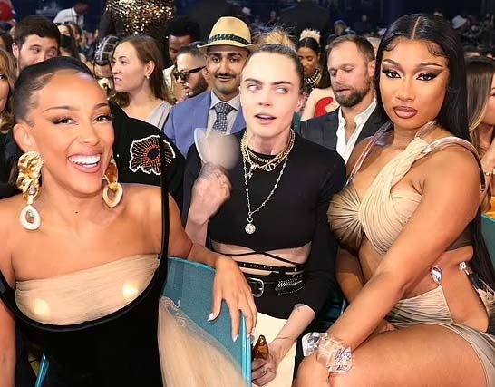 Cara Delevingne bi che gieu lo bich o Billboard 2022 hinh anh