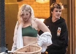 Cruz Beckham cong khai ban gai moi hinh anh