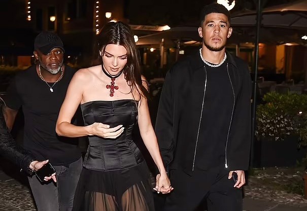 Kendall Jenner va ban trai den Italy hinh anh