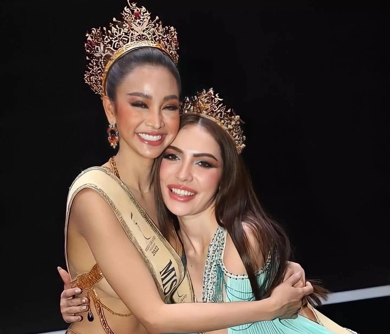 Hoa hau va A hau Hoa binh Thai Lan 2022 bi nghi dang hen ho hinh anh