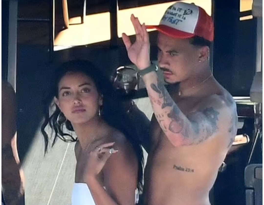 Cau thu Dele Alli hen ho nguoi mau ao tam hinh anh