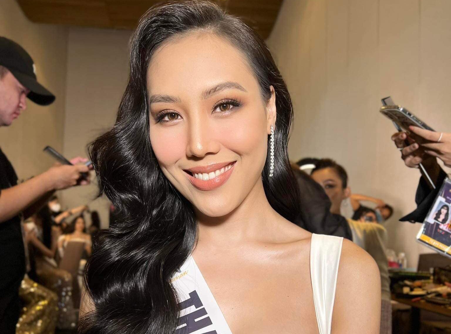 Nu tiep vien hang khong vao top 41 Hoa hau Hoan vu Viet Nam hinh anh