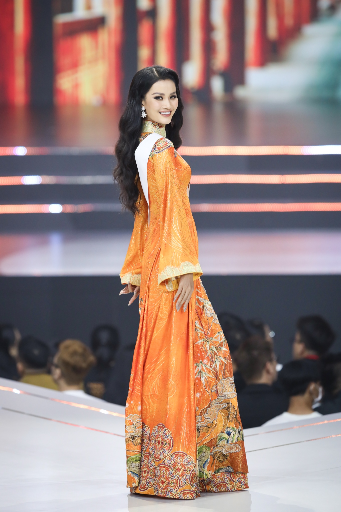 Huong Ly Hoa hau Hoan vu Viet Nam anh 4