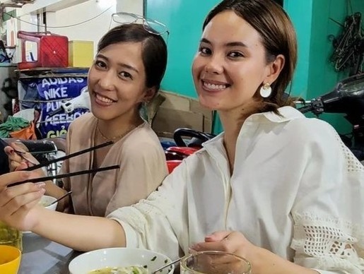 My nhan Philippines di xe may, an bun bo via he o TP.HCM hinh anh