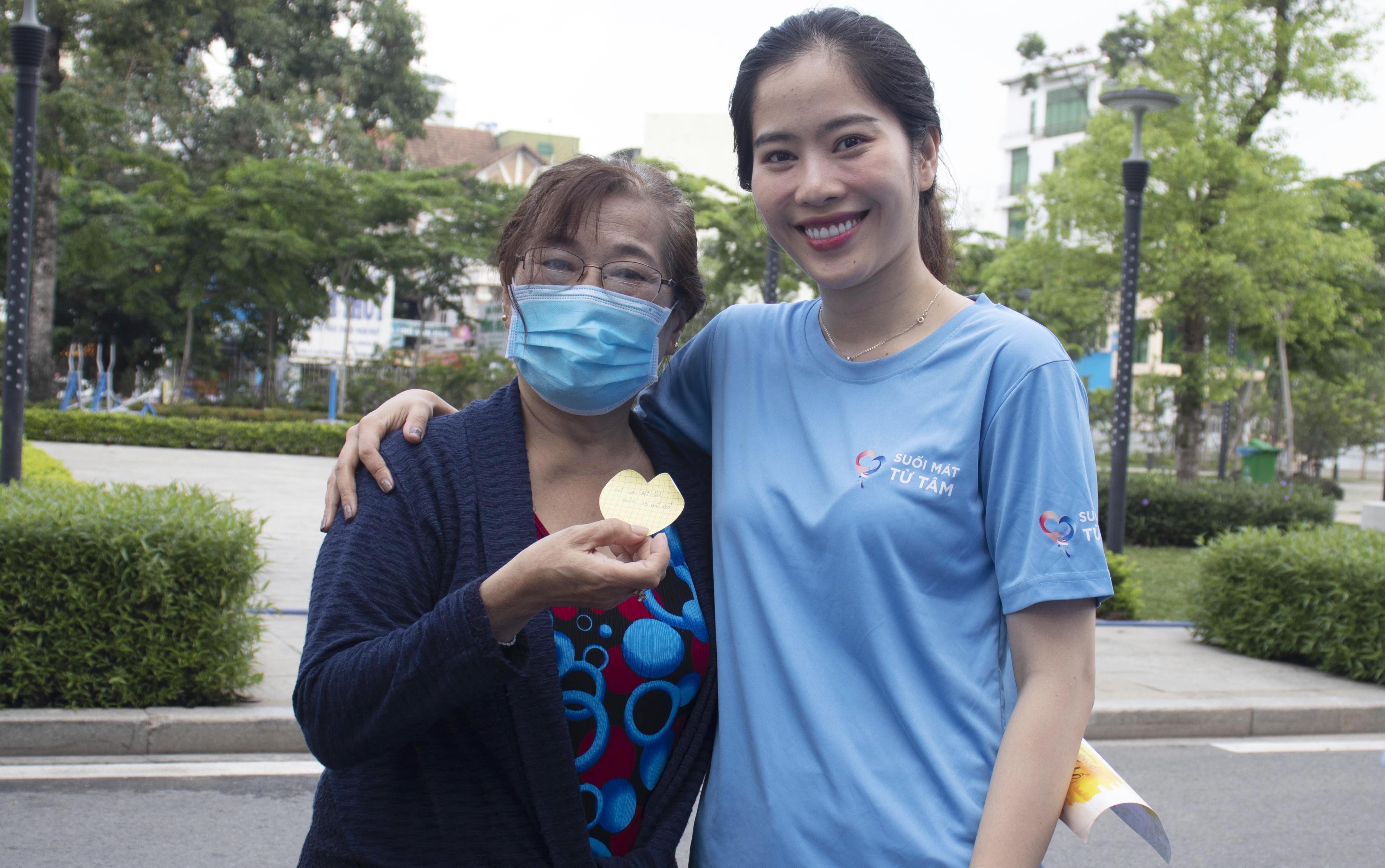 Hoat dong doi thuong cua thi sinh Hoa hau The gioi Viet Nam hinh anh