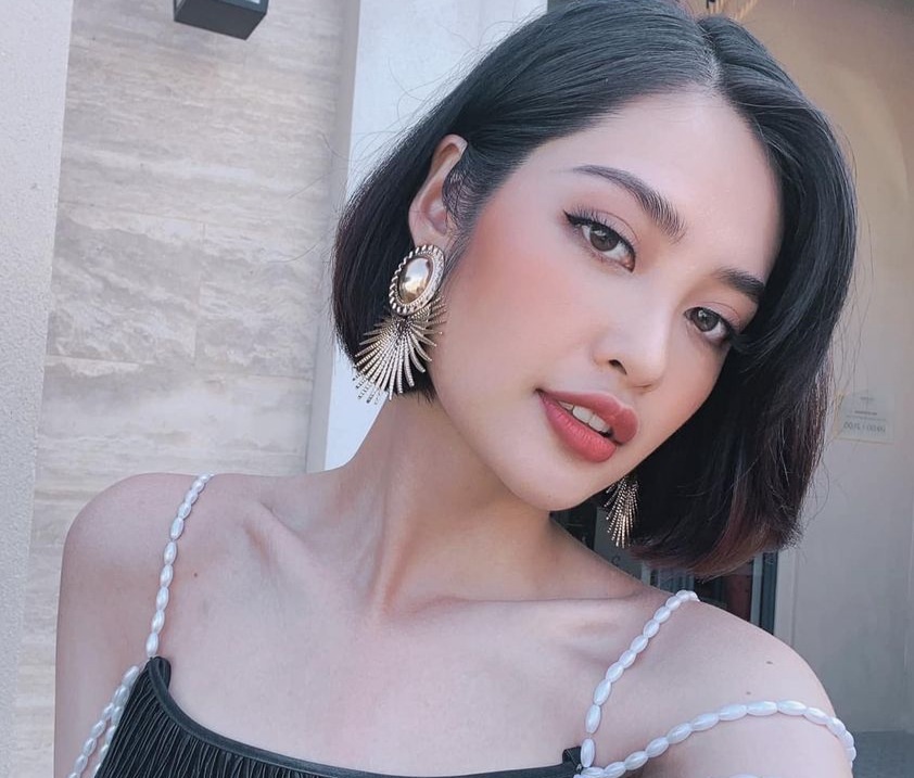 Song gio ap den voi Hoa hau Nong Thuy Hang hinh anh