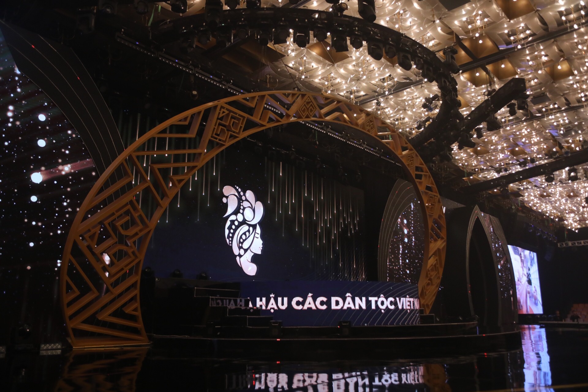 Hoa hau Dan toc anh 9