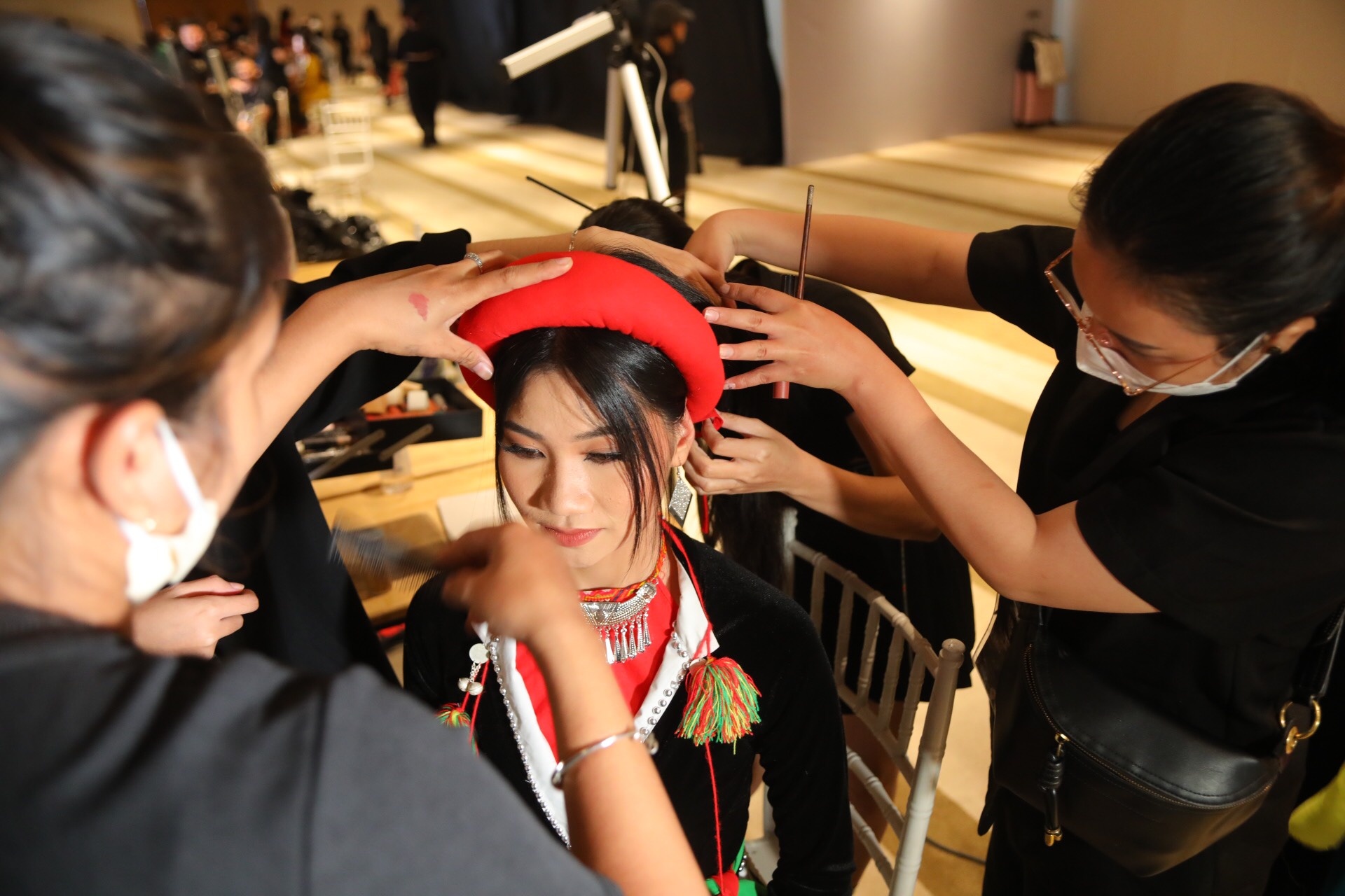 Hoa hau Dan toc anh 3