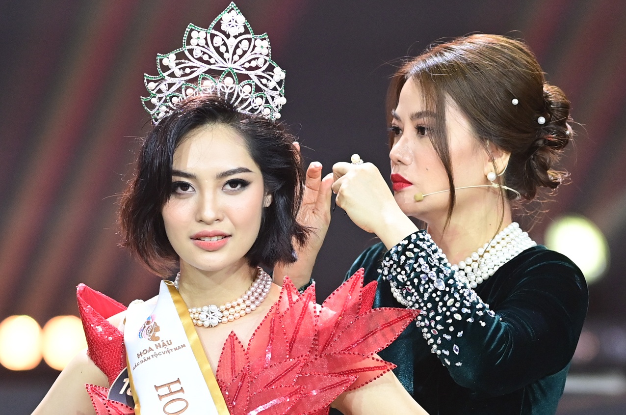 Khoanh khac Nong Thuy Hang khong cam xuc khi dang quang hinh anh