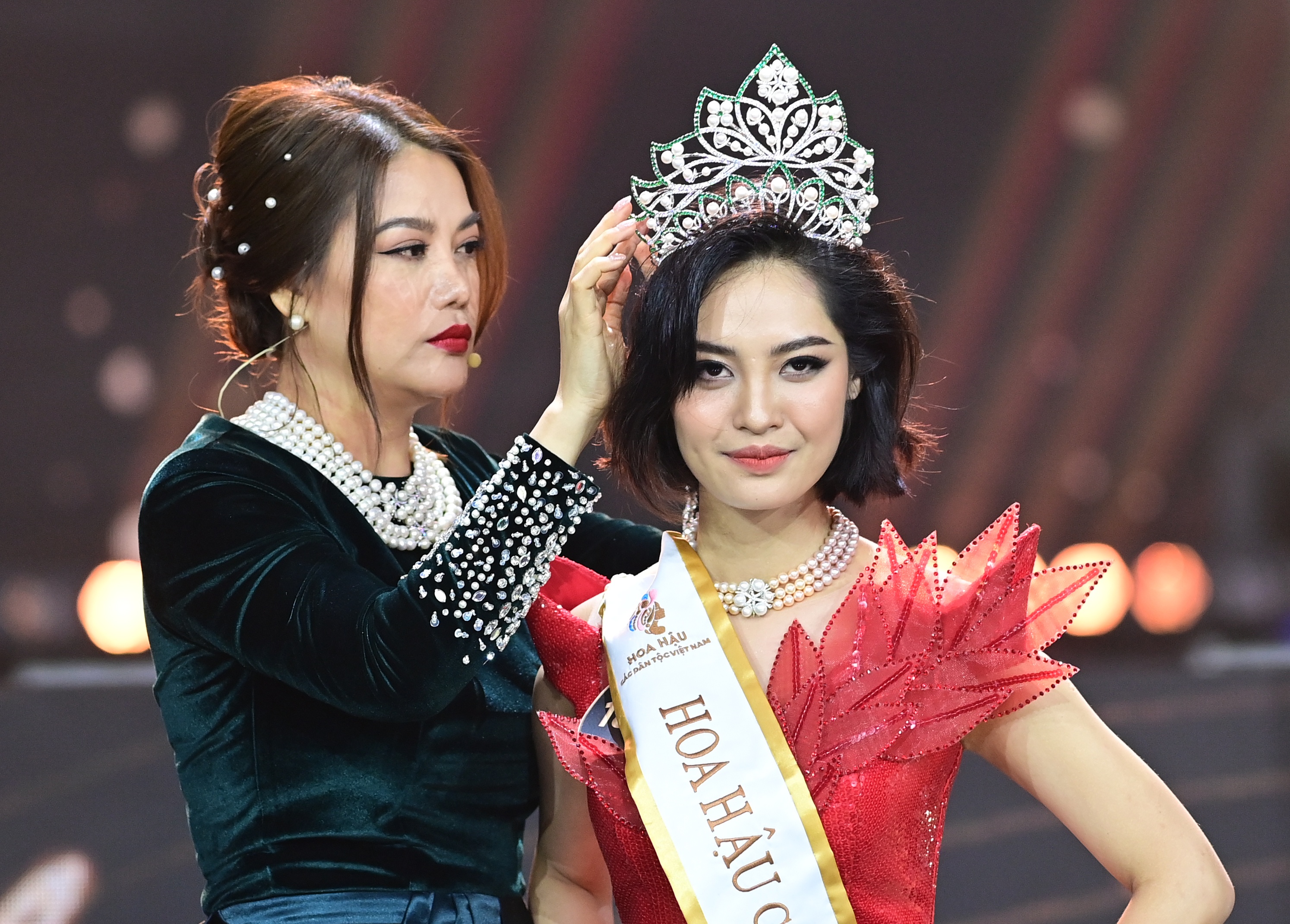 Nong Thuy Hang dang quang Hoa hau cac Dan toc Viet Nam 2022 hinh anh