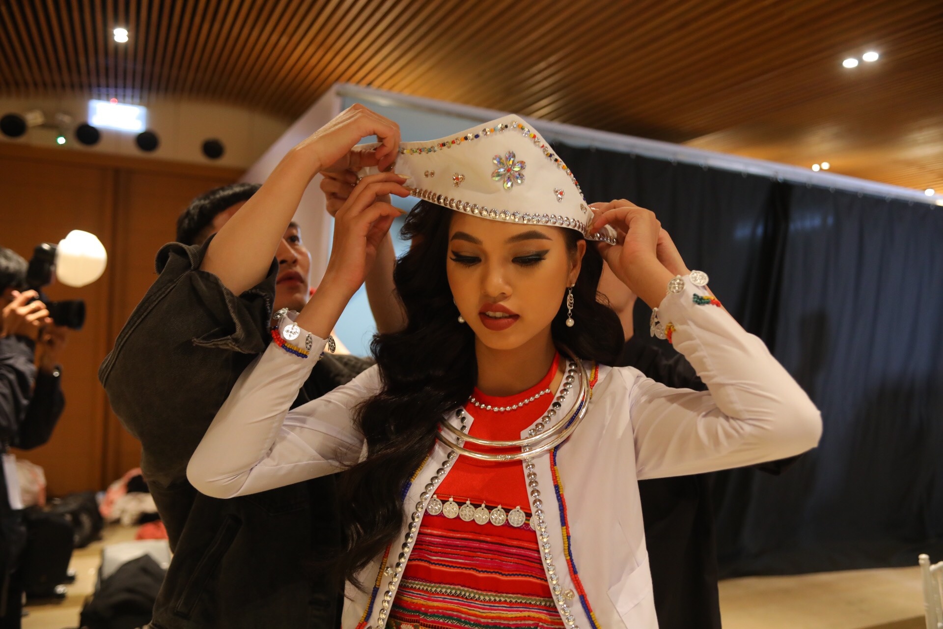 Hoa hau Dan toc anh 6