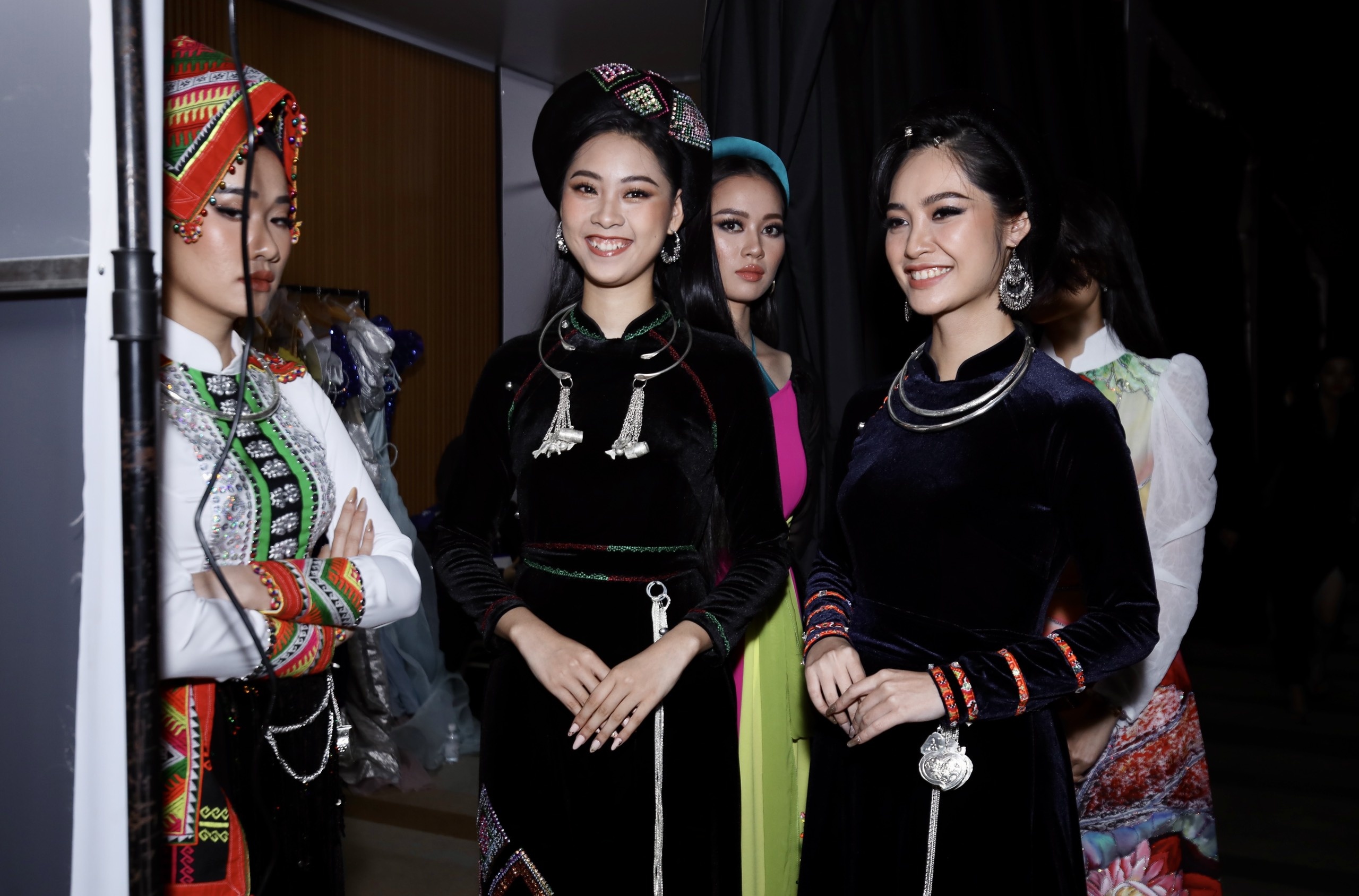 Hoa hau Dan toc anh 8