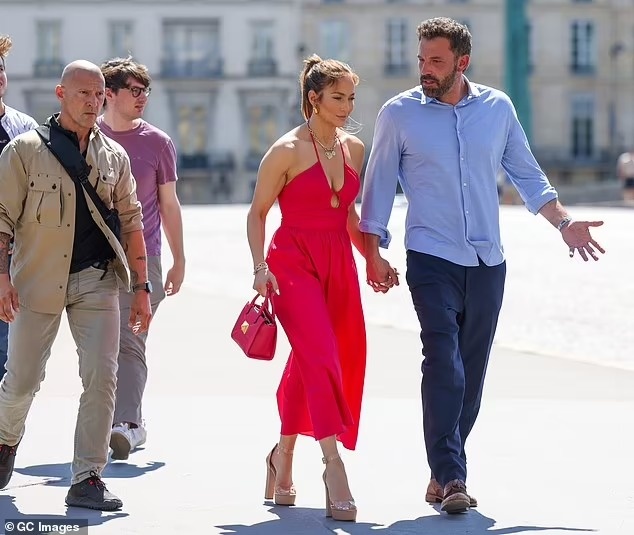 Jennifer Lopez Ben Affleck trang mat Phap anh 1