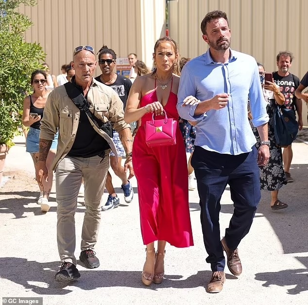 Jennifer Lopez Ben Affleck trang mat Phap anh 5