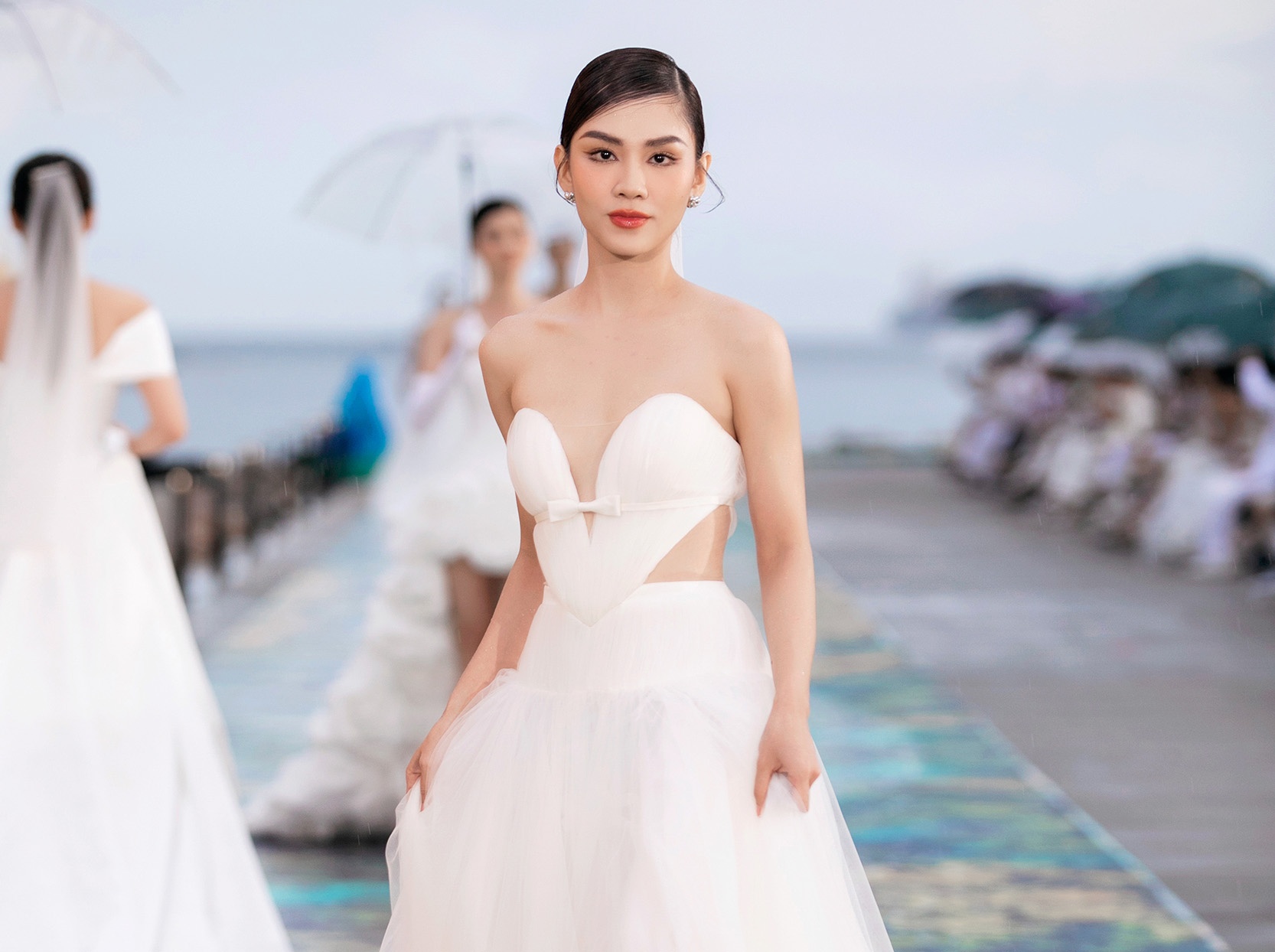 Thi sinh Hoa hau The gioi Viet Nam trinh dien vay cuoi hinh anh