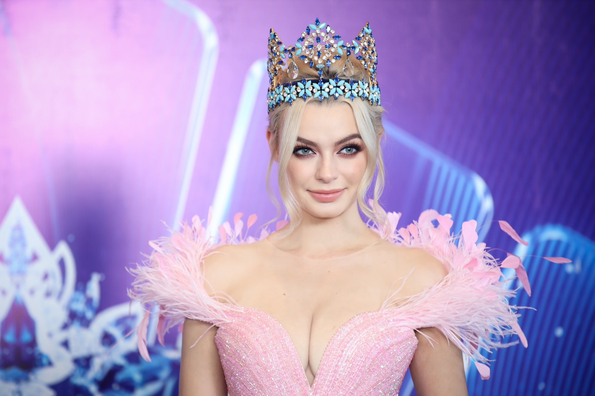 Hoa hau The gioi goi cam ben dan nguoi dep Viet hinh anh